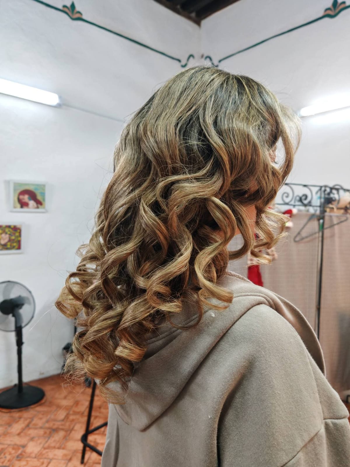 Peinado con rizos y color — Estética Yess San Miguel
